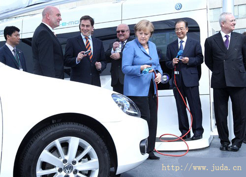 温家宝总理与德国默克尔总理共同参观了大众新能源汽车